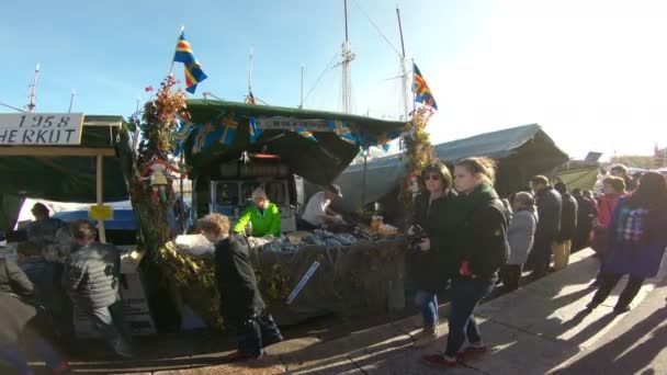 Muchos compradores y barcos de pesca en la Plaza del Mercado durante la feria Helsinki Baltic Herring — Vídeo de stock