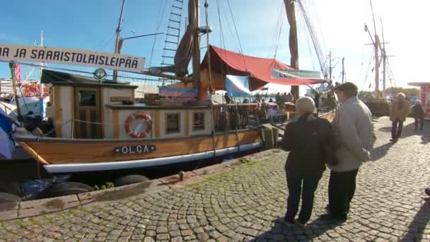 Mnoho kupujících a rybářských člunů na náměstí s tržištěm v Helsinkách Baltského sledě spravedlivé — Stock video