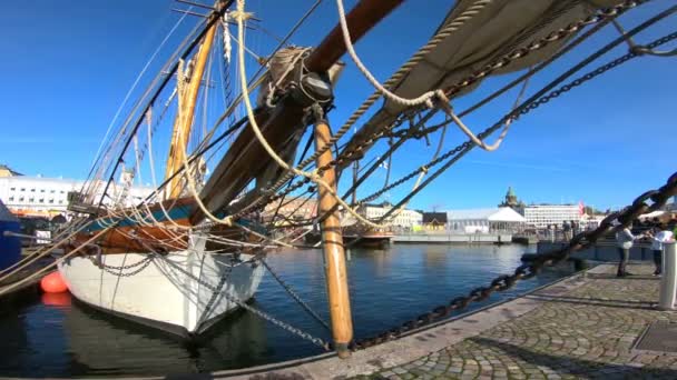 Velho veleiro veleiro veleiro navio escuna é amarrado ao cais da cidade — Vídeo de Stock