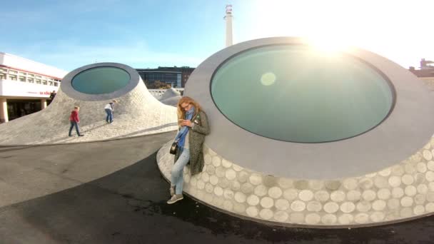 De witte koepels van de nieuwe Kunstmuseum Amos Rex op het Lasipalatsi plein in het centrum van Helsinki — Stockvideo