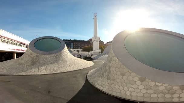 Белые купола нового художественного музея Амос Рекс на площади Ласипалаци в центре Хельсинки — стоковое видео
