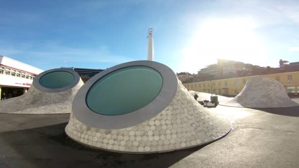 Les dômes blancs du nouveau musée d'art Amos Rex sur la place Lasipalatsi dans le centre d'Helsinki — Video