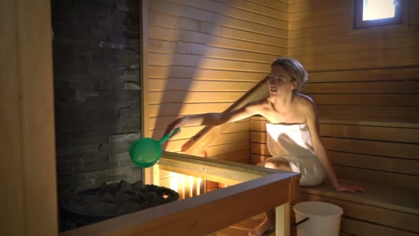 Happy couple enjoying the sauna together — Stock Video