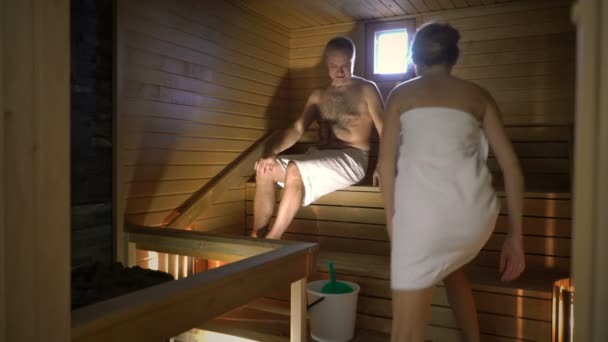 Happy couple enjoying the sauna together — Stock Video