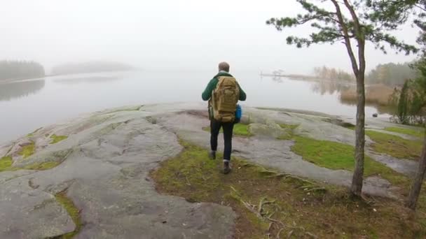 Людина Середнього Віку Ходить Скелястому Березі Моря Туманний Осінній Ранок — стокове відео
