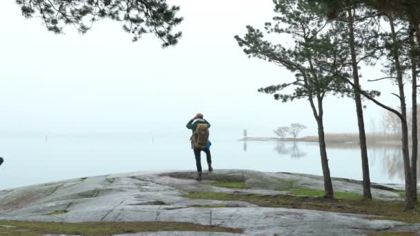 Hombre Mediana Edad Caminando Una Costa Rocosa Del Mar Una — Vídeo de stock