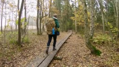 Orta yaşlı adam ile bir sonbahar ormanda doğal bir park ve ekolojik bir doğa iz üzerinde