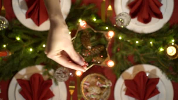 La mano femenina está vertiendo confeti en la mesa de Navidad . — Vídeo de stock