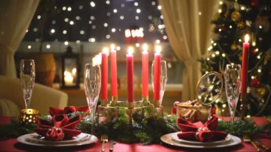 Mumlar ve çelenk şenlikli Noel kırmızı tablo ayarı.
