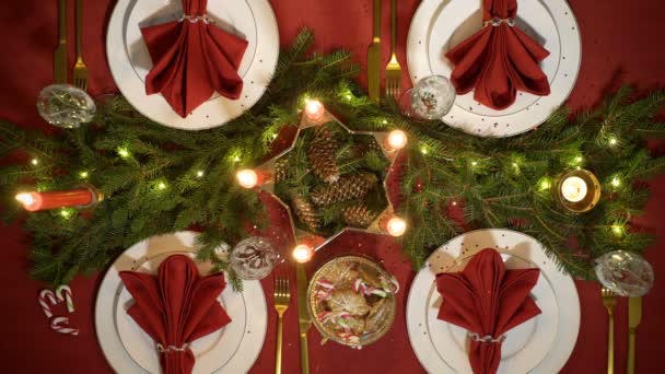 Festive christmas red table setting with candles and garland. — Stock Video