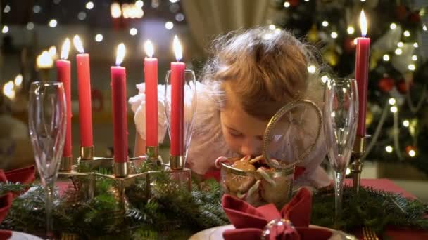 Niedliches kleines Mädchen mit Weihnachtskeksen. — Stockvideo