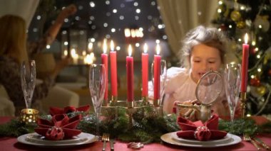 Noel kurabiyeleri ile sevimli küçük kız.