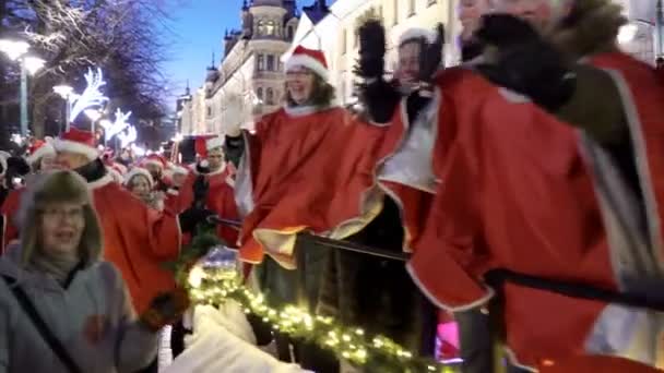 La tradizionale sfilata di Babbo Natale all'apertura delle vacanze di Natale a Helsinki, Finlandia — Video Stock