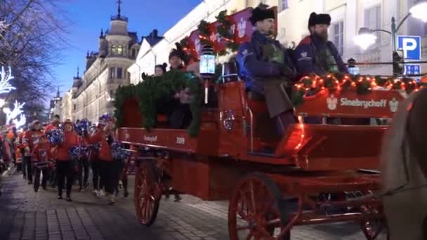 Традиционный парад Санта Клауса на открытии рождественских праздников в Хельсинки, Финляндия — стоковое видео