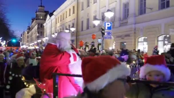 O tradicional desfile do Papai Noel na abertura das férias de Natal em Helsinque, Finlândia — Vídeo de Stock