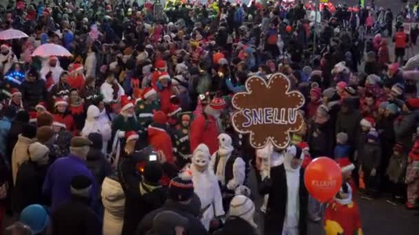 El tradicional desfile de Santa Claus en la inauguración de las vacaciones de Navidad en Helsinki, Finlandia — Vídeo de stock