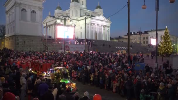 Die traditionelle Parade der Weihnachtsmänner zur Eröffnung der Weihnachtsfeiertage in Helsinki, Finnland — Stockvideo