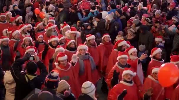 El tradicional desfile de Santa Claus en la inauguración de las vacaciones de Navidad en Helsinki, Finlandia — Vídeo de stock