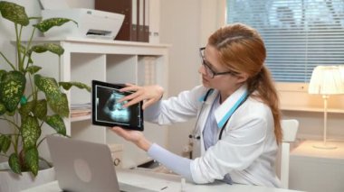 Tıp online. Genç kadın doktor görüntülü sohbet kullanarak bir hasta danışır.