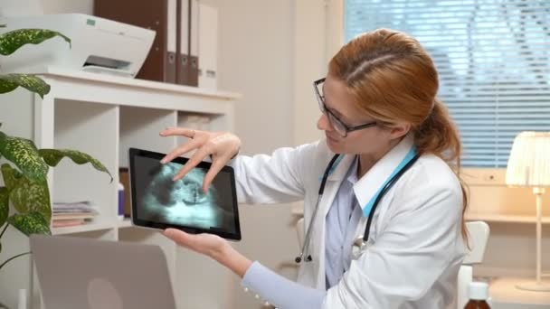 Medicina en línea. Mujer joven médico consulta a un paciente mediante chat de vídeo . — Vídeos de Stock