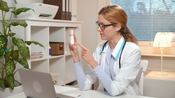 Medicina en línea. Mujer joven médico consulta a un paciente mediante chat de vídeo . — Vídeos de Stock