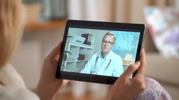 Geneeskunde online. Jonge vrouw overleg met haar arts video chat thuis gebruiken — Stockvideo