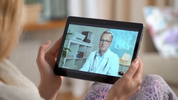 Medycyna online. Młoda kobieta konsultacji ze swoim lekarzem w domu za pomocą czatu wideo — Wideo stockowe