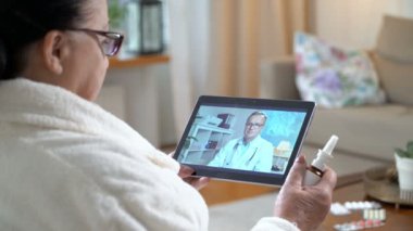 Tıp online. Yaşlı kadın evde video sohbet etmek kullanma onun doktoru ile danışmanlık