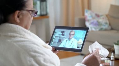 Tıp online. Yaşlı kadın evde video sohbet etmek kullanma onun doktoru ile danışmanlık
