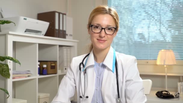 Medicina en línea. Mujer joven médico consulta a un paciente mediante chat de vídeo . — Vídeo de stock