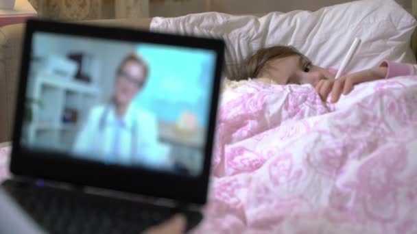 Maminka s malou dcerou nemocný dostane lékaři konzultace doma pomocí video chatu. — Stock video