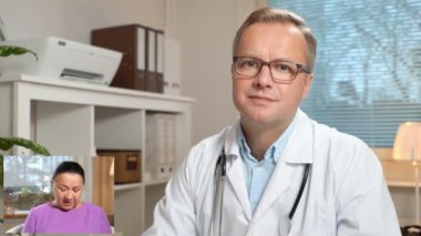 Tıp online. Yaşlı kadın evde video sohbet etmek kullanma onun doktoru ile danışmanlık