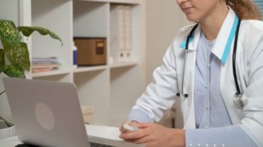 Tıp online. Genç kadın doktor danışmanla hasta video sohbet etmek kullanma.