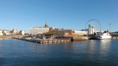 Helsinki, Finlandiya - 24 Kasım 2018: Görünümü Helsinki-Suomenlinna deniz feribotuna dönme dolap ve röpotajlar deniz havzası
