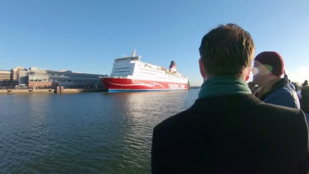 Viking Line veerboot in de haven van Helsinki. — Stockvideo