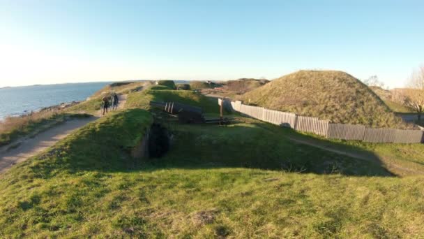 Старая крепость Суоменлинна на островах недалеко от столицы Финляндской Хельсии — стоковое видео