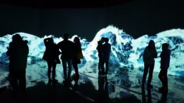 Müzede ziyaretçiler zevk yeni modern dijital sanat