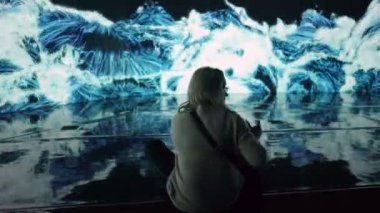 Müzede ziyaretçiler zevk yeni modern dijital sanat