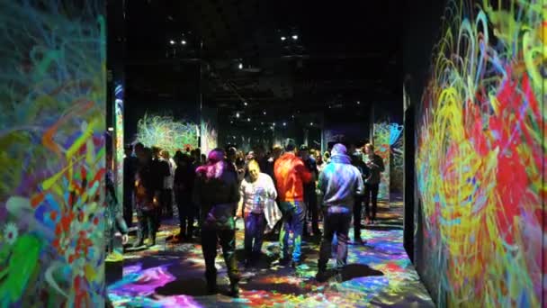 Bezoekers in het museum genieten van de nieuwe moderne digitale kunst — Stockvideo