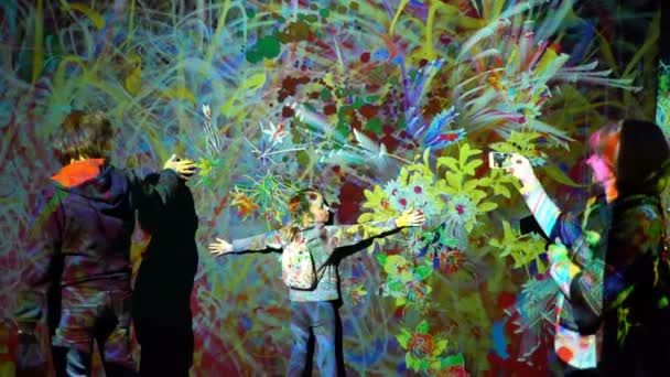Kinderen en volwassenen genieten van de nieuwe moderne digitale kunst in museum — Stockvideo