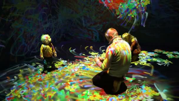 Familia con niños disfrutan del nuevo arte digital moderno en el museo — Vídeo de stock