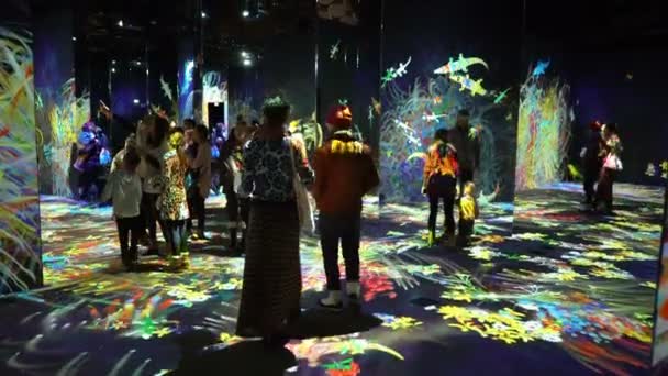 Os visitantes desfrutam da nova arte digital moderna no museu — Vídeo de Stock