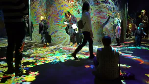 Bezoekers genieten van de nieuwe moderne digitale kunst in het museum — Stockvideo