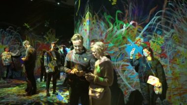 Ziyaretçiler zevk yeni modern Dijital Sanat Müzesi'nde