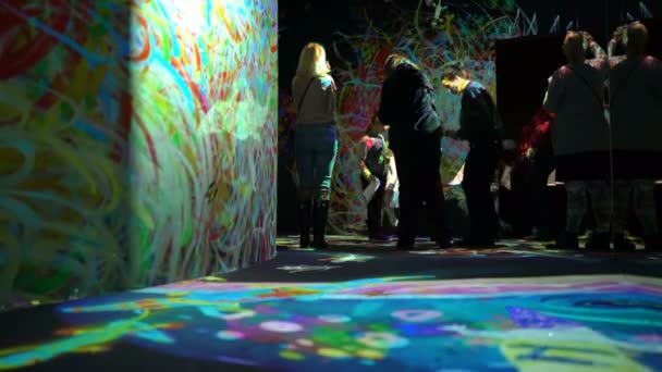 Kinder und Erwachsene genießen die neue moderne digitale Kunst im Museum — Stockvideo