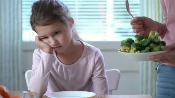 野菜を食べると、ブロッコリーとほうれん草の味が嫌いな少女がしたくないです。. — ストック動画