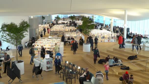 Biblioteca Central de la ciudad de Helsinki Oodi — Vídeos de Stock