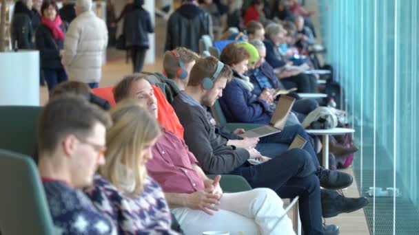 Helsingfors stads centrumbiblioteket Oodi — Stockvideo