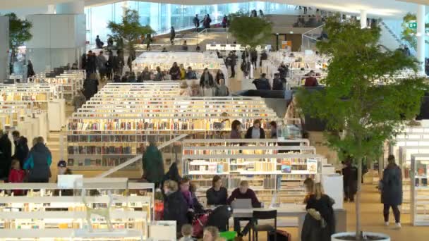 Місто Хельсінкі Центральна бібліотека Oodi — стокове відео