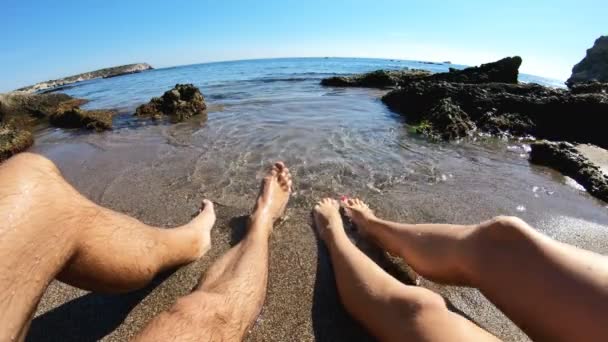 Paar genieten van de zee en de zon op het strand — Stockvideo